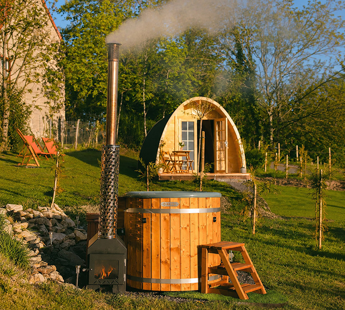 Bain nordique installé sur une terrasse pour gîte ou maison d’hôtes
