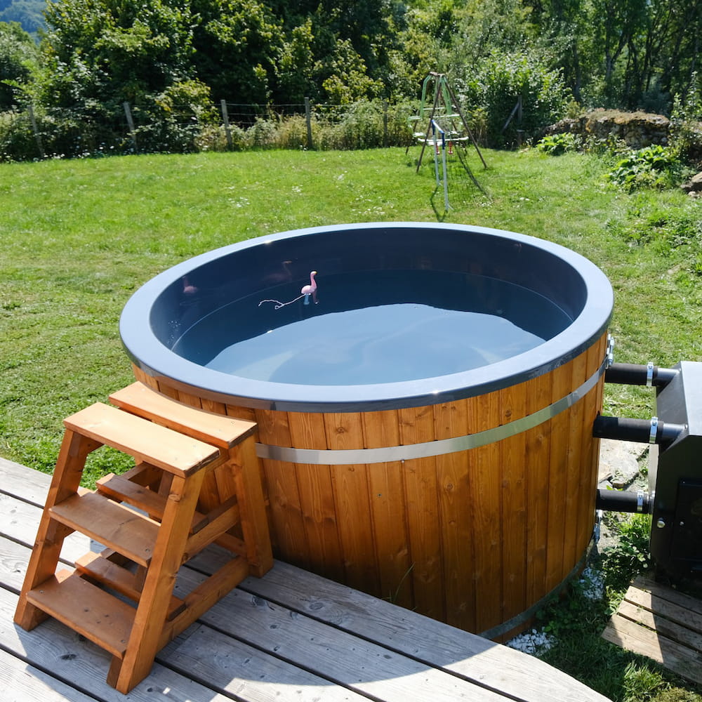 Intérieur d'un bain nordique rond de 190 cm avec escalier en bois et poêle externe 
