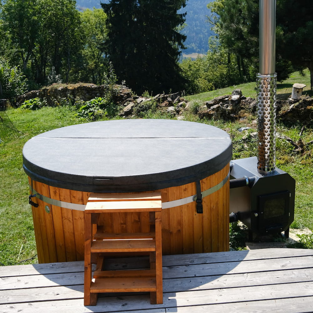 Bain nordique 6 places fermé avec sa couverture isolante, son escalier et son poêle à bois