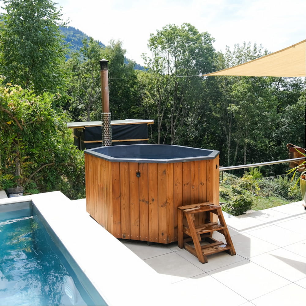 Bain nordique octogonal 8 à 9 personnes installé sur une terrasse près de Grenoble en Isère