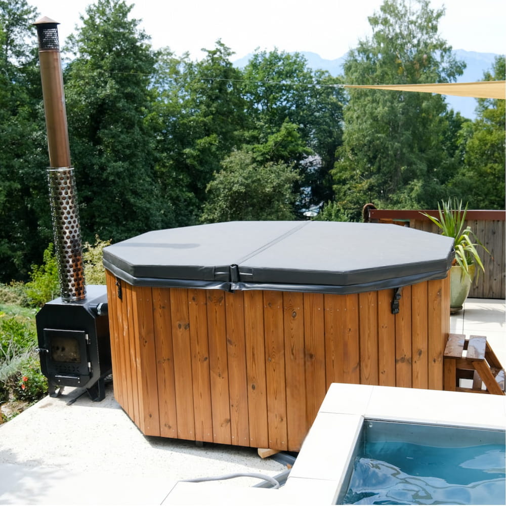 Bain nordique octogonal fermé avec sa couverture isolante et son poêle à bois externe