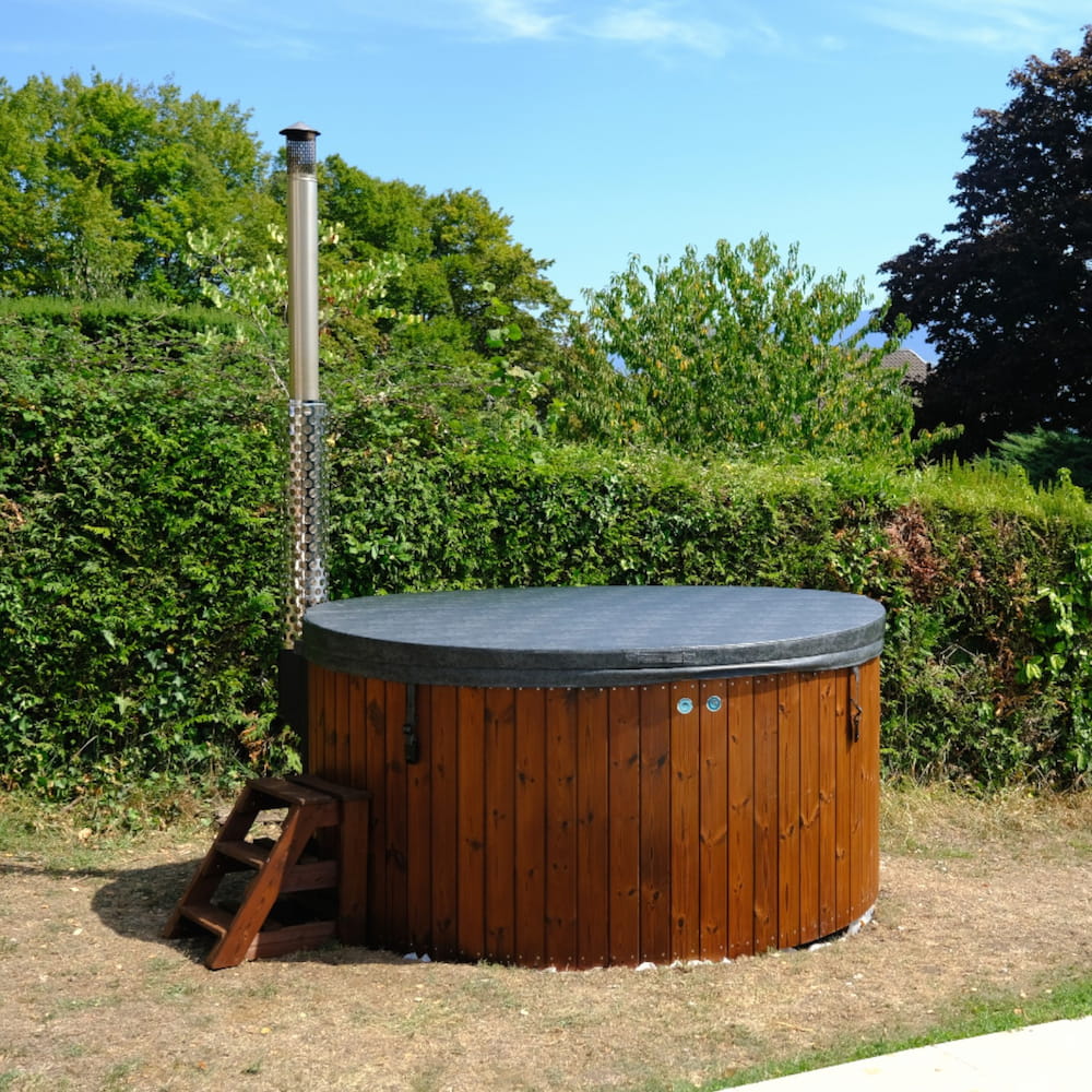 Bain nordique rond avec couverture isolante et escalier en bois