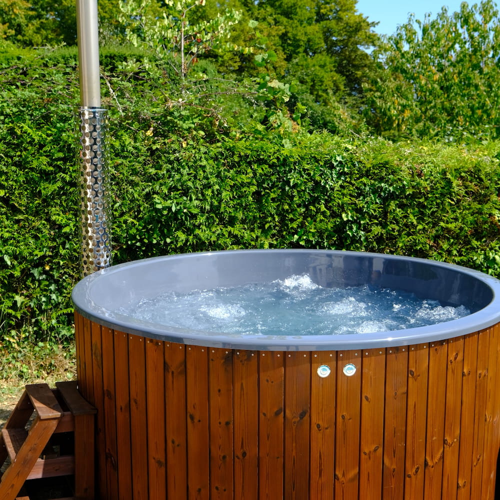 Détail du système à bulles en fonctionnement dans un bain nordique SKADI