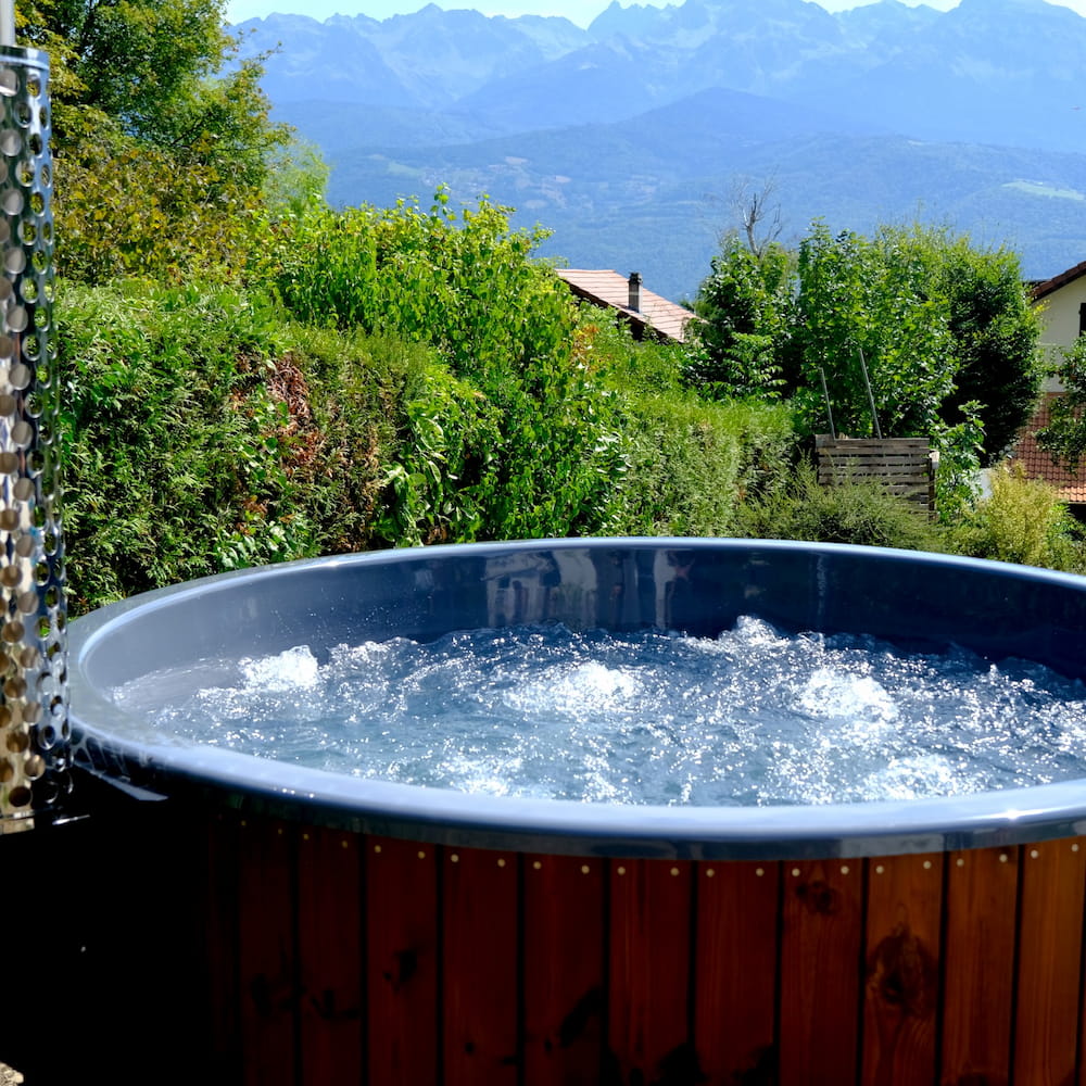 Bain nordique avec bulles et vue panoramique sur le massif de la Chartreuse