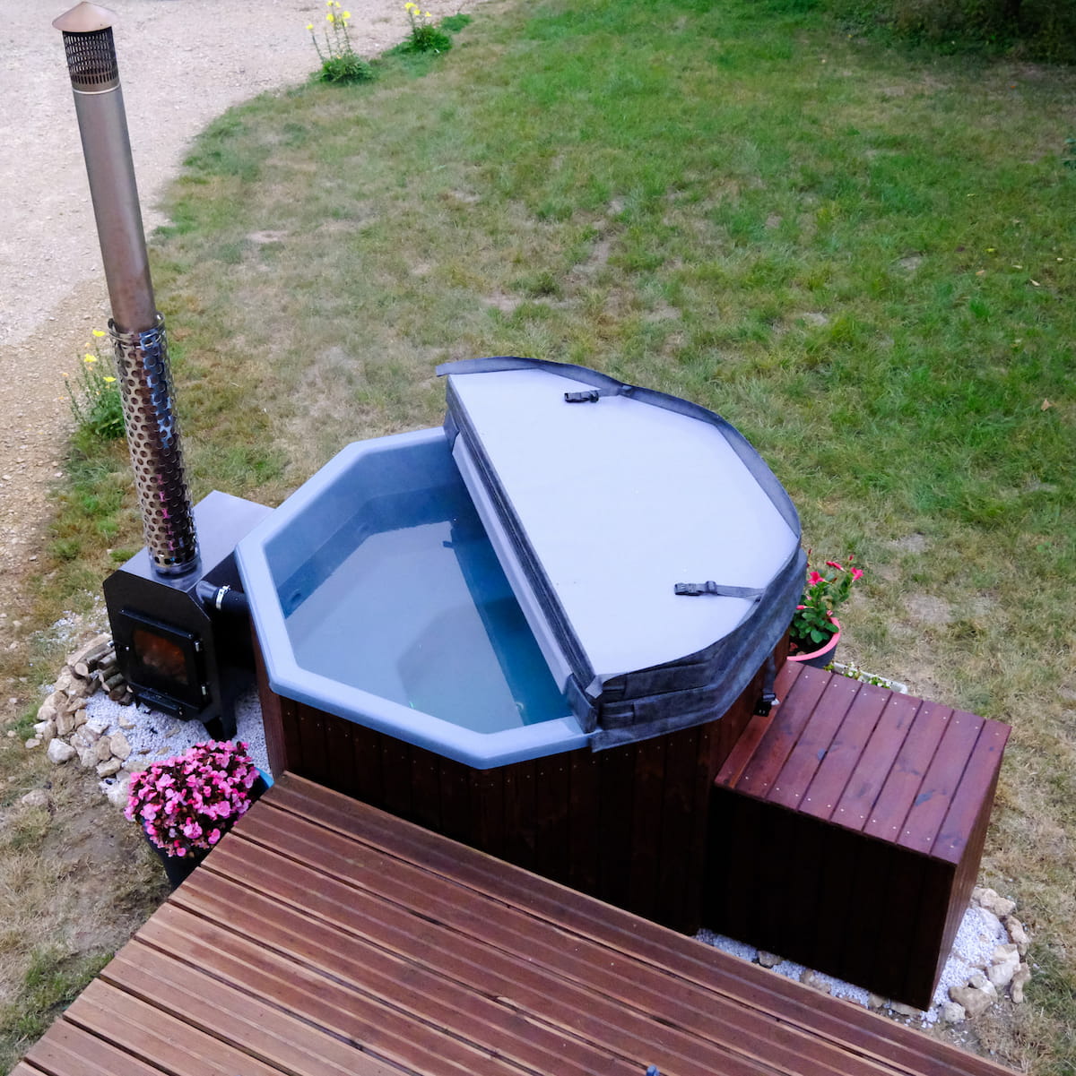 Vue du dessus d'un bain nordique octogonal avec couverture isolante partiellement ouverte