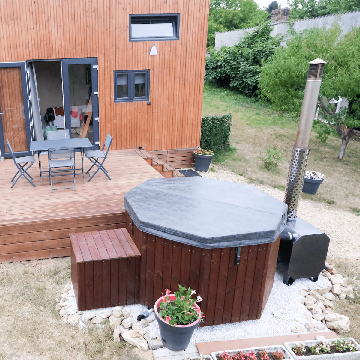 Bain nordique octogonal fermé près d'une terrasse en bois dans la Marne